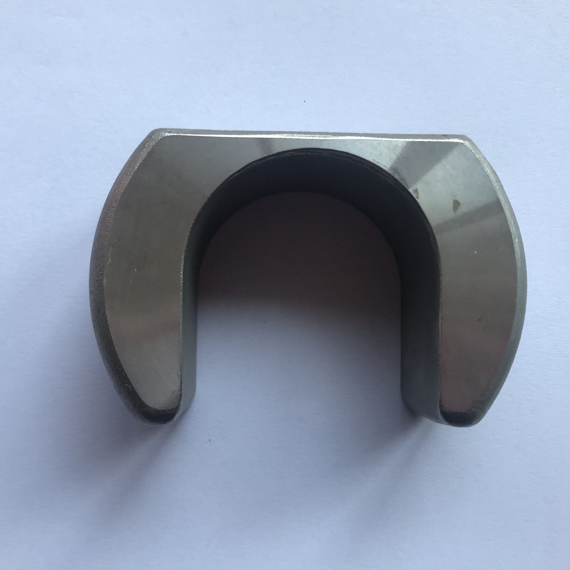 Qual é o motivo da delaminação na casca feita de areia de vidro d'água durante o processo de micromoldagem?