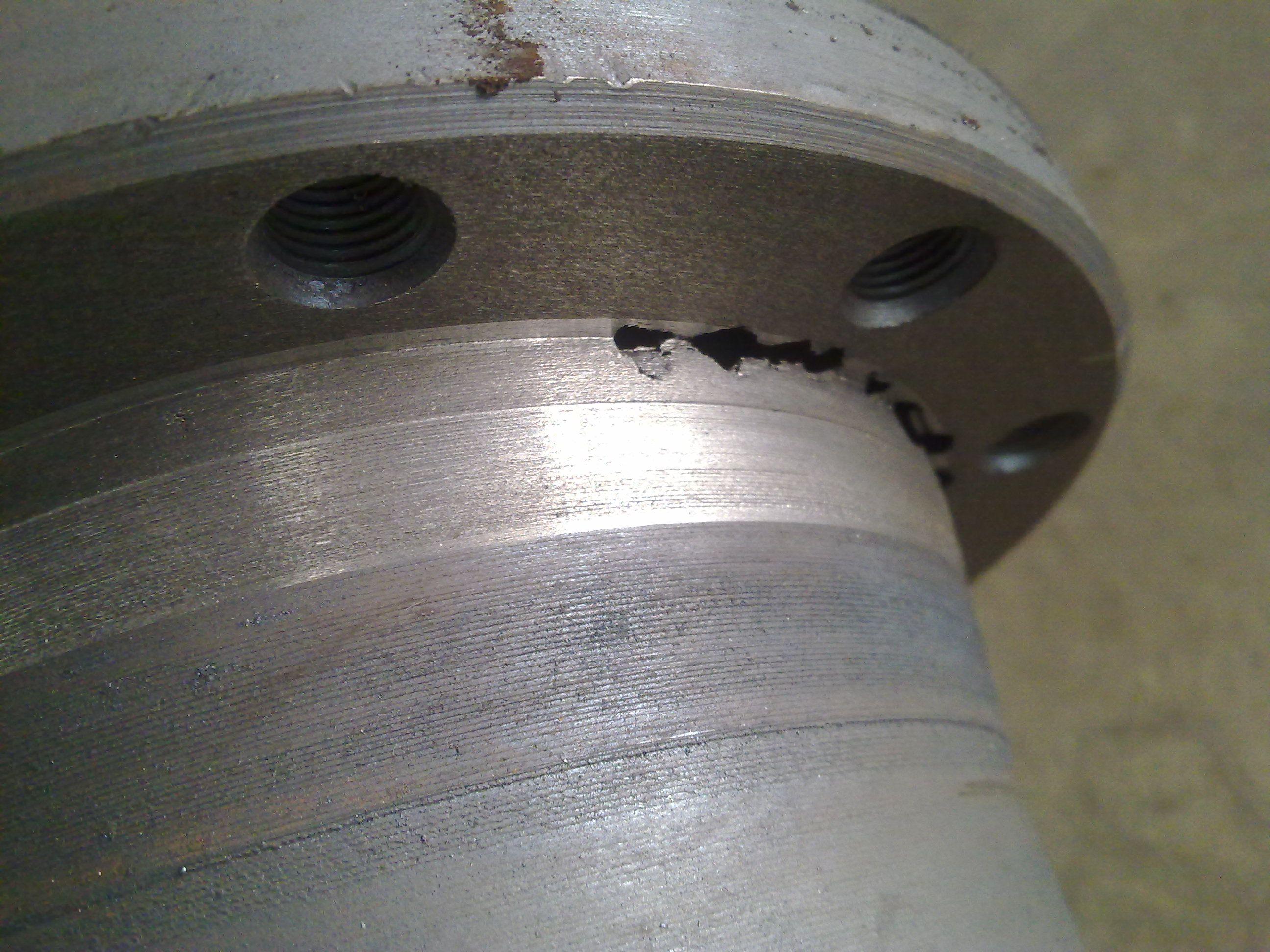 Quais são as causas dos defeitos de trincas no aço fundido?