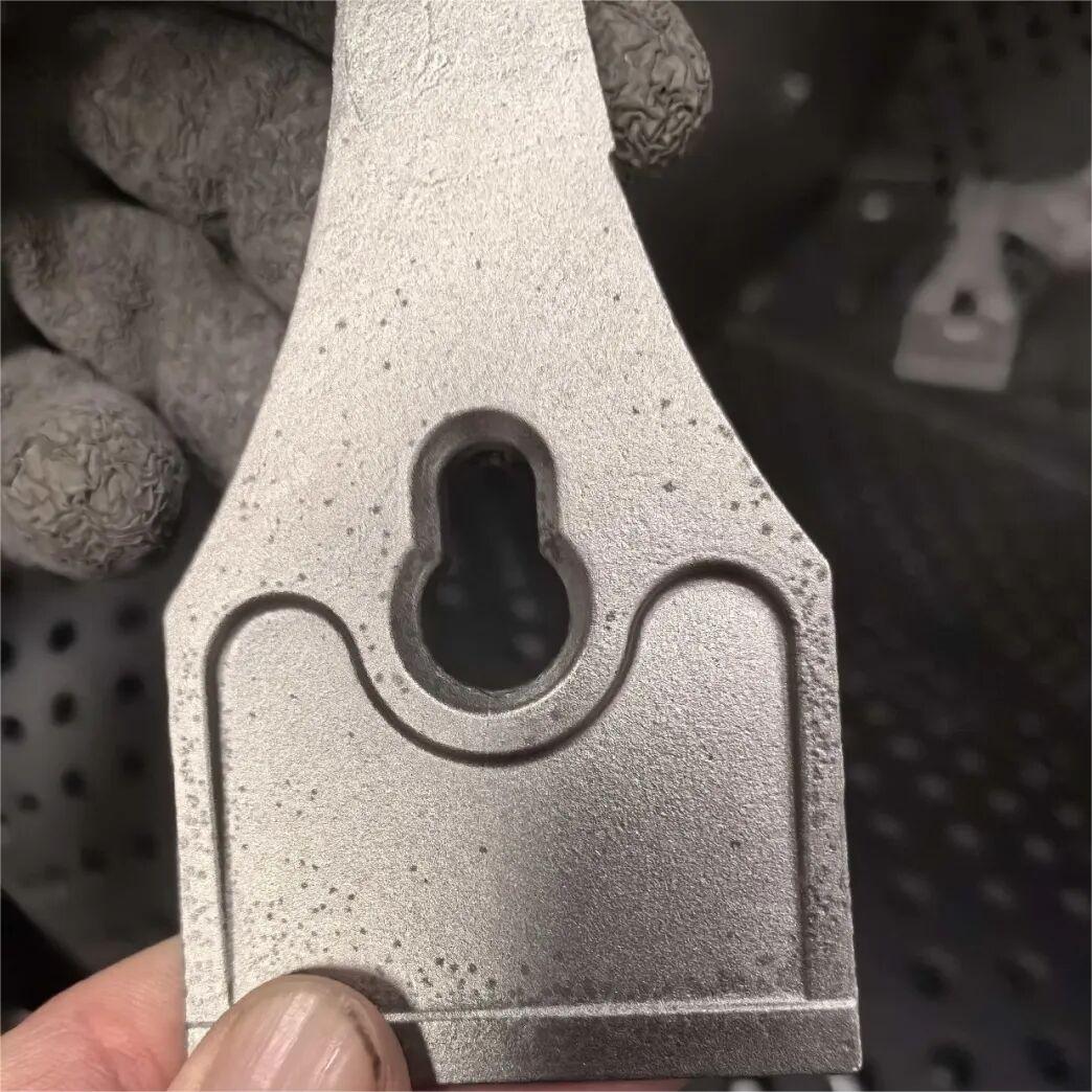 Produzindo peças em aço inoxidável 410 com sol de sílica, pesando 205 gramas, com defeitos de pontos de oxidação superficial: causas e soluções