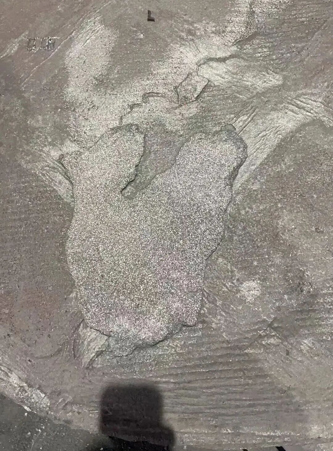 Como podem ser resolvidos defeitos como espinhas de areia na superfície superior de peças de ferro fundido cinzento produzidas por fundição em areia de resina?