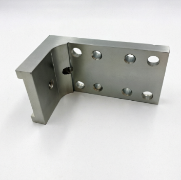 Conector de metal multifuro em forma de L
